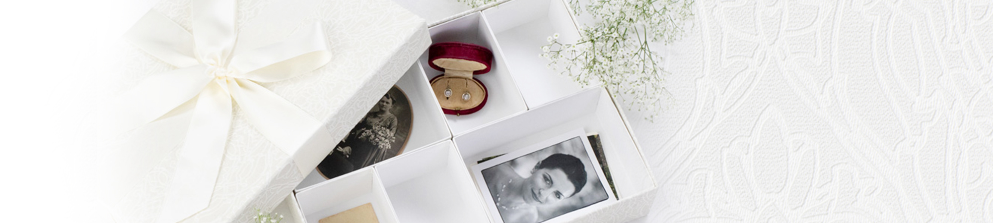 Runden Sie Ihre Hochzeit mit den passenden Accessoires ab - Fotoalbum, Gästebuch, Geldbox, Hochzeitstüten und Tischkarten.