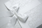 Preview: Das Design Tapestry Silver wird mit einem weißen Satinband kombiniert.