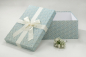 Preview: Die Brautkleidbox Blue Flower Dream ist eine wunderschöne Aufbewahrungsbox für Ihr Hochzeitskleid und andere Textilien.
