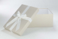 Preview: Die Brautkleidbox Stripes White & Gold ist ideal zur Aufbewahrung Ihres Kleids.