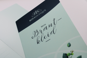 In der Box Boutique Brautkleidkarte können Sie alle Erinnerungen verbunden mit Ihrem Brautkleid festhalten.