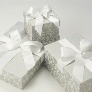 Die Accessoires-Boxen Tapestry Silver eignen sich perfekt zum Verstauen Ihrer Hochzeitsaccessoires.