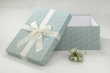 Die Brautkleidbox Blue Flower Dream ist eine wunderschöne Aufbewahrungsbox für Ihr Hochzeitskleid und andere Textilien.