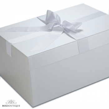 Die Brautkleidbox Pearly Stripes schützt Ihr Kleid vor äußeren Einflüssen.