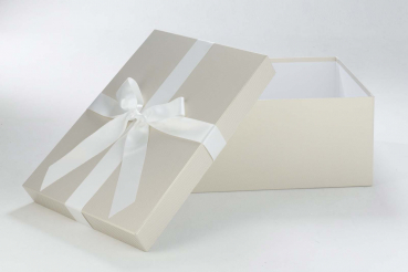 Die Brautkleidbox Stripes White & Gold ist ideal zur Aufbewahrung Ihres Kleids.