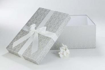 Die Brautkleidbox Tapestry Silver ist ein absoluter Hingucker und perfekt für Ihr Brautkleid.