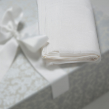 Das chlor- und säurefreie Seidenpapier schützt die Textilien vorm Vergilben und Verfärben.