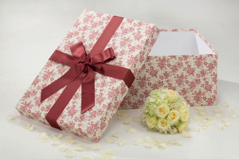 Die Brautkleidbox Red Vintage Flowers ist ein echter Hingucker auch auf jedem Hochzeitsgeschenketisch.