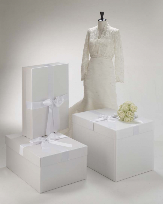 Die Brautkleidboxen Stripes White & Gold sind erhältlich in drei Größen.